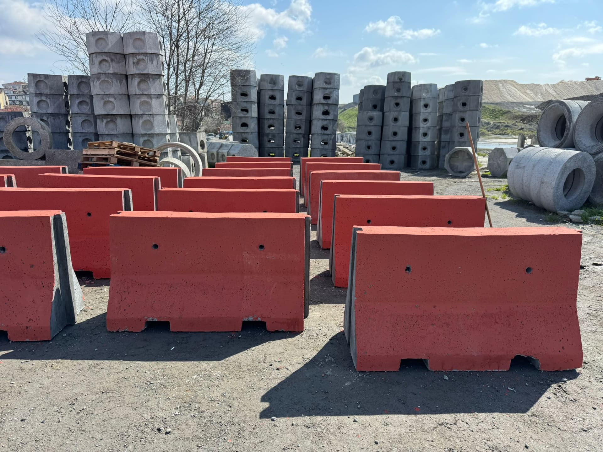 beton bariyer kırmızı boyalı